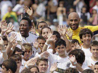 Edson Cholbi do Nascimento (r) und sein Vater Pelé im April 2012. Foto: Nelson Antoine Edson Cholbi do Nascimento (r) und sein Vater Pelé im April 2012. Foto: Nelson Antoine
