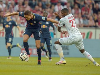 Anthony Modeste (r) im Zweikampf mit Stefan Ilsanker. Das Hinspiel in Köln endete 1:1. Foto: Wolfram Kastl