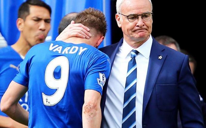 Leicester aktuell entlassener Trainer Claudio Ranieri (r), der hier Jamie Vardy nach einem Platzverweis tröstet, genießt bei den Spielern höchsten Respekt. Foto von 2016: Tim Keeton Foto: Tim Keeton