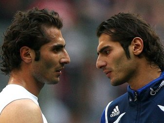 Halil Altintop (r.) gewann das Duell gegen seinen Bruder Halil Altintop (r.) gewann das Duell gegen seinen Bruder