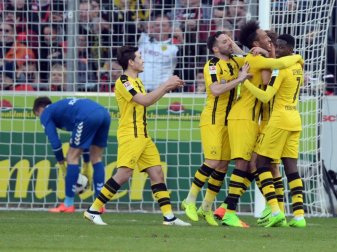 Pierre-Emerick Aubameyang (2.v.r.) wird von seinen Teamkameraden nach seinem Treffer zum 3:0 für Dortmund bejubelt. Foto: Patrick Seeger Pierre-Emerick Aubameyang (2.v.r.) wird von seinen Teamkameraden nach seinem Treffer zum 3:0 für Dortmund bejubelt. Foto: Patrick Seeger