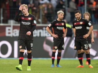 Die Leverkusener Julian Brandt, Kevin Kampl und Kevin Volland (l-r) sind nach der Heimniederlage geknickt. Foto: Marius Becker Die Leverkusener Julian Brandt, Kevin Kampl und Kevin Volland (l-r) sind nach der Heimniederlage geknickt. Foto: Marius Becker