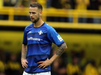 Alexander Milosevic steht nach dem Spiel auf dem Rasen. Foto: Ina Fassbender Alexander Milosevic steht nach dem Spiel auf dem Rasen. Foto: Ina Fassbender