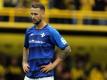 Alexander Milosevic steht nach dem Spiel auf dem Rasen. Foto: Ina Fassbender
