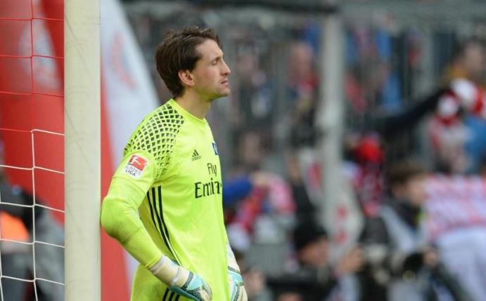 Acht kassierte Tore sind für Keeper Rene Adler und den HSV eine herbe Klatsche. Foto: Andreas Gebert