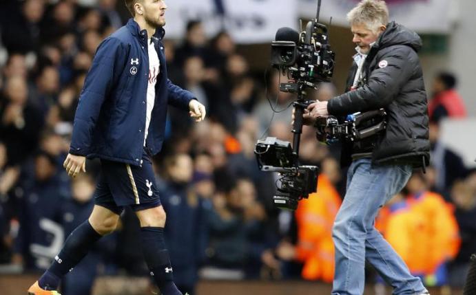 Dreifachtorschütze Harry Kane von Tottenham Hotspur geht nach dem Spiel gegen Stoke City an einem TV-Kameramann vorbei. Foto: Frank Augstein