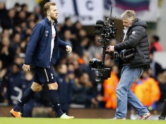 Dreifachtorschütze Harry Kane von Tottenham Hotspur geht nach dem Spiel gegen Stoke City an einem TV-Kameramann vorbei. Foto: Frank Augstein Dreifachtorschütze Harry Kane von Tottenham Hotspur geht nach dem Spiel gegen Stoke City an einem TV-Kameramann vorbei. Foto: Frank Augstein