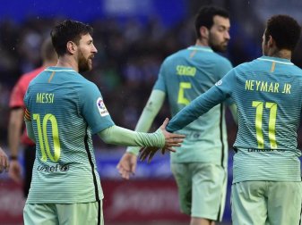 Lionel Messi (l.) schoss den FC Barcelona zum Sieg über Atlético Madrid. Foto: Alvaro Barrientos/Archiv