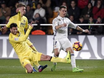 Cristiano Ronaldo (r.) im Duell mit Mateo Musacchio. Foto: Jose Miguel Fernandez