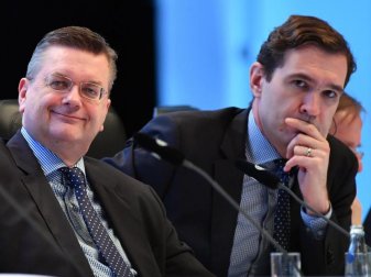 DFB-Präsident Reinhard Grindel (l) hat zu einem Länderspiel in China, das DFB-Generalsekretär Curtius (r) anvisiert, bereits Zustimmung signalisiert. Foto: Martin Schutt