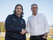 Aufgeben ist für Vereinspräsident Rüdiger Fritsch (r) und Darmstadts Trainer Torsten Frings keine Option. Foto: Frank Rumpenhorst