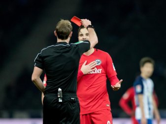 Schiedsrichter Sascha Stegemann schickt Frankfurts Haris Seferovic mit Rot vom Platz. Foto: Thomas Eisenhuth Schiedsrichter Sascha Stegemann schickt Frankfurts Haris Seferovic mit Rot vom Platz. Foto: Thomas Eisenhuth