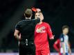Schiedsrichter Sascha Stegemann schickt Frankfurts Haris Seferovic mit Rot vom Platz. Foto: Thomas Eisenhuth