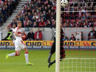 Mit gebrochner Nase erzielt Stuttgarts Simon Terodde (l) das Tor zur 1:0-Führung gegen Kaiserslautern. Foto: Deniz Calagan Mit gebrochner Nase erzielt Stuttgarts Simon Terodde (l) das Tor zur 1:0-Führung gegen Kaiserslautern. Foto: Deniz Calagan