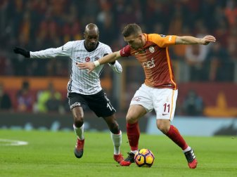 Podolski (r.) verlor mit Galatasaray das Derby Podolski (r.) verlor mit Galatasaray das Derby