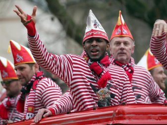 Anthony Modeste beim Rosenmontagszug in Köln. Foto: Oliver Berg Anthony Modeste beim Rosenmontagszug in Köln. Foto: Oliver Berg