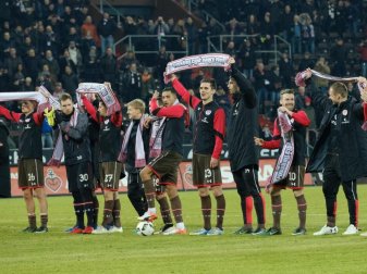 Die Spieler des FC St. Pauli wurden von ihren Fans gefeiert. Foto: Axel Heimken Die Spieler des FC St. Pauli wurden von ihren Fans gefeiert. Foto: Axel Heimken