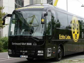 Der BVB-Mannschaftsbus blieb in einem Feld stecken Der BVB-Mannschaftsbus blieb in einem Feld stecken
