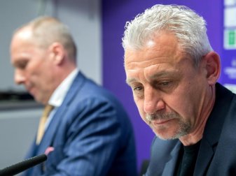Wie es in Aue nach dem Rücktritt von Trainer Pavel Dotchev (r) genau weitergeht, ist noch unklar. Präsident Helge Leonhardt (l) ist gefordert. Foto: Thomas Eisenhuth