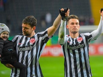 Rückkehrer Marco Russ mit Töchterchen auf dem Arm und Torschütze Danny Blum feiern den Einzug der Eintracht ins Pokal-Halbfinale. Foto: Andreas Arnold Rückkehrer Marco Russ mit Töchterchen auf dem Arm und Torschütze Danny Blum feiern den Einzug der Eintracht ins Pokal-Halbfinale. Foto: Andreas Arnold