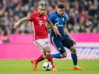 Bayerns Arturo Vidal im Zweikampf mit Daniel Caligiuri von Schalke 04. Die Königsblauen müssen das zweite Mal innerhalb von vier Wochen in der Allianz Arena antreten. Foto: Matthias Balk Bayerns Arturo Vidal im Zweikampf mit Daniel Caligiuri von Schalke 04. Die Königsblauen müssen das zweite Mal innerhalb von vier Wochen in der Allianz Arena antreten. Foto: Matthias Balk