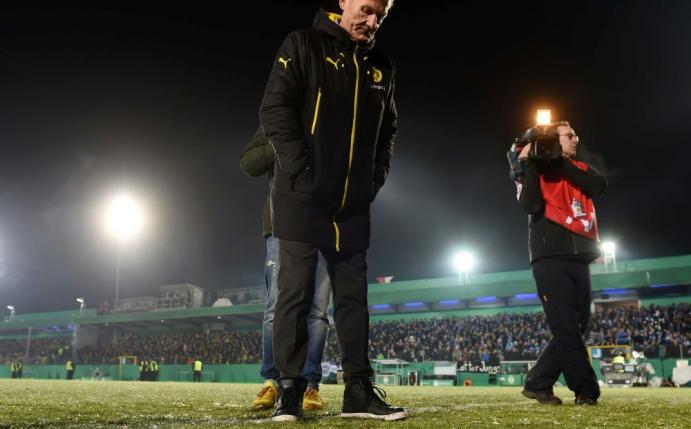 Auch BVB-Boss Watzke machte sich mit dem Rasen vertraut