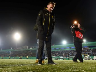 Auch BVB-Boss Watzke machte sich mit dem Rasen vertraut Auch BVB-Boss Watzke machte sich mit dem Rasen vertraut