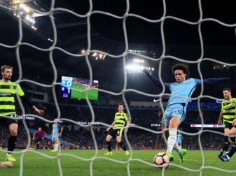 Leroy Sané gleicht gegen Huddersfield Town aus. Foto: Mike Egerton Leroy Sané gleicht gegen Huddersfield Town aus. Foto: Mike Egerton