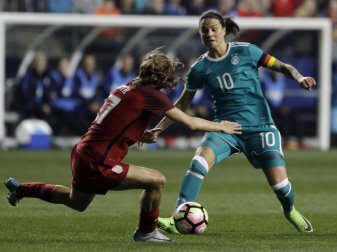 Dzsenifer Marozsan (r) und Tobin Heath aus den USA kämpfen um den Ball. Foto: Matt Slocum Dzsenifer Marozsan (r) und Tobin Heath aus den USA kämpfen um den Ball. Foto: Matt Slocum