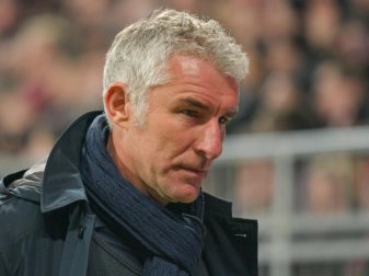 Mirko Slomka läuft beim Karlsruher SC die Zeit davon. Der Trainer muss unbedingt Punkte holen. Foto: Axel Heimken