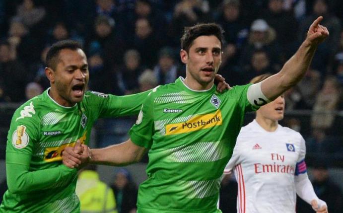 Lars Stindl (r) feiert mit Raffael sein Tor für Borussia Mönchengladbach zum 1:0 gegen den Hamburger SV. Foto: Daniel Reinhardt