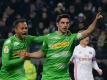 Lars Stindl (r) feiert mit Raffael sein Tor für Borussia Mönchengladbach zum 1:0 gegen den Hamburger SV. Foto: Daniel Reinhardt