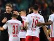 In der Hinrunde begann für RB Leipzig mit dem Spiel gegen Augsburg eine Serie von Siegen: Trainer Ralph Hasenhüttl (l) freut sich mit der Mannschaft. Foto: Hendrik Schmidt