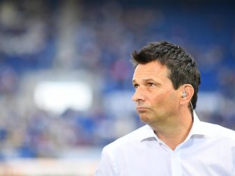 Sportvorstand Christian Heidel war froh, dass die Schalker nicht mehr Gegentore kassiert haben. Foto: Uwe Anspach