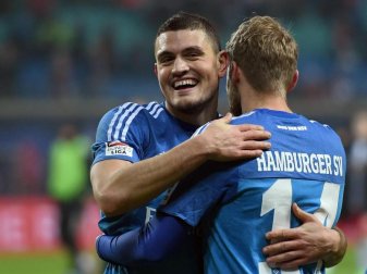 Kyriakos Papadopoulos (l) nimmt seine Spieler nach der Niederlage des HSV im Pokal in die Pflicht. Foto: Hendrik Schmidt
