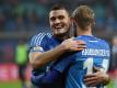 Kyriakos Papadopoulos (l) nimmt seine Spieler nach der Niederlage des HSV im Pokal in die Pflicht. Foto: Hendrik Schmidt