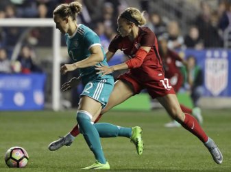 Josephine Henning (l) und Lynn Williams aus den USA kämpfen um den Ball. Foto: Matt Slocum