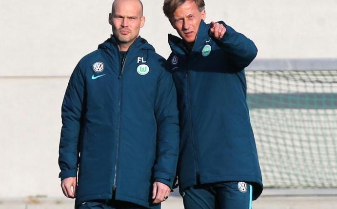 Fredrik Ljungberg (l) assistiert Trainer Andries Jonker beim VfL Wolfsburg. Foto: Boris Baschin