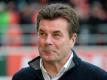 Trainer Dieter Hecking trifft mit Borussia Mönchengladbach am Samstagabend auf den FC Schalke 04. Foto: Armin Weigel