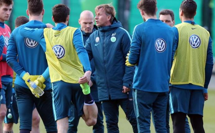 Wolfsburgs neuer Trainer Andries Jonker (M) hat beim Auswärtsspiel gegen Mainz seinen Einstand. Foto: Boris Baschin