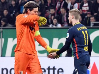 Augsburgs Torwart Marwin Hitz und Timo Werner von RB Leipzig geben sich nach dem 2:2 die Hand. Foto: Stefan Puchner Augsburgs Torwart Marwin Hitz und Timo Werner von RB Leipzig geben sich nach dem 2:2 die Hand. Foto: Stefan Puchner