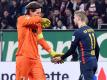 Augsburgs Torwart Marwin Hitz und Timo Werner von RB Leipzig geben sich nach dem 2:2 die Hand. Foto: Stefan Puchner