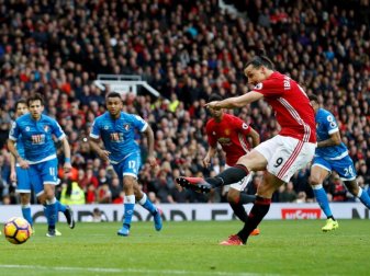 Zlatan Ibrahimovic vergab in der 72. Minute einen Handelfmeter. Foto: Martin Rickett Zlatan Ibrahimovic vergab in der 72. Minute einen Handelfmeter. Foto: Martin Rickett