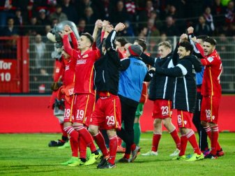 Die Berliner feiern mit ihren Fans den 2:0-Erfolg gegen die Würzburger Kickers. Foto: Maurizio Gambarini