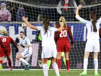 Ellen White (2.v.l.) erzielt den Siegtreffer gegen die USA