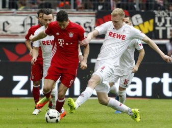 Der Kölner Frederik Sörensen (r) verletzte sich gegen die Bayern am Oberschenkel. Foto: Roland Weihrauch Der Kölner Frederik Sörensen (r) verletzte sich gegen die Bayern am Oberschenkel. Foto: Roland Weihrauch