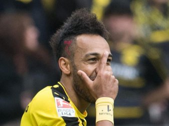 BVB-Stürmer Pierre-Emerick Aubameyang hatte sich ein Sponsoren-Logo ins Haar gefärbt. Foto: Bernd Thissen