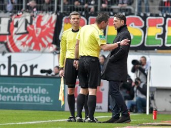 Frankfurts Trainer Niko Kovac und Schiedsrichter Günter Perl hatten viel Diskussionsbedarf. Foto: Thorsten Wagner Frankfurts Trainer Niko Kovac und Schiedsrichter Günter Perl hatten viel Diskussionsbedarf. Foto: Thorsten Wagner
