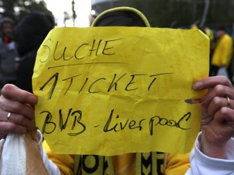 Der BVB will mit einem Ticket-Zweitmarkt Fans die Möglichkeit geben Tickets legal an den Mann bringen zu können. Foto: Ina Fassbender Der BVB will mit einem Ticket-Zweitmarkt Fans die Möglichkeit geben Tickets legal an den Mann bringen zu können. Foto: Ina Fassbender