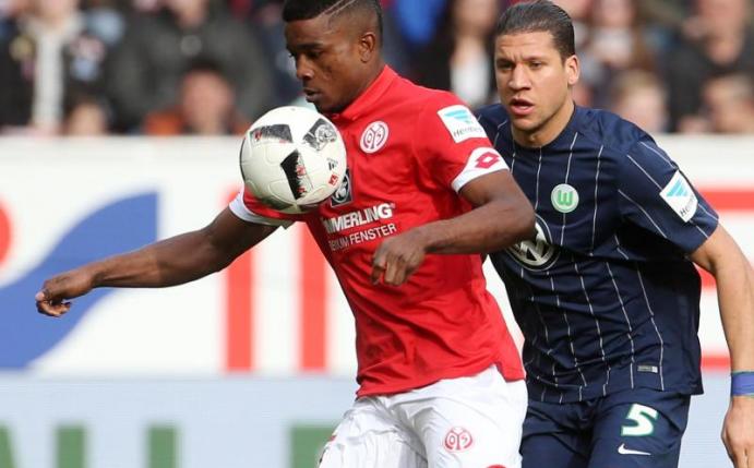 Wolfsburgs Jeffrey Bruma (r) hat sich im Spiel gegen Mainz verletzt. Foto: Thomas Frey